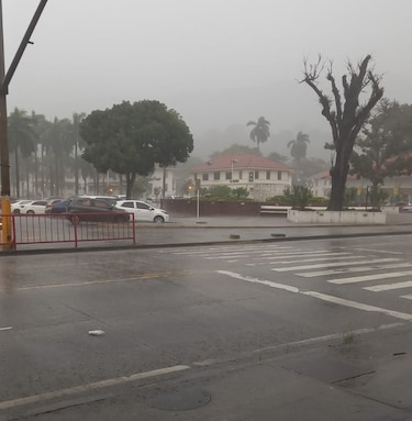 Emiten aviso de advertencia por fuerte lluvias y posibles inundaciones urbanas