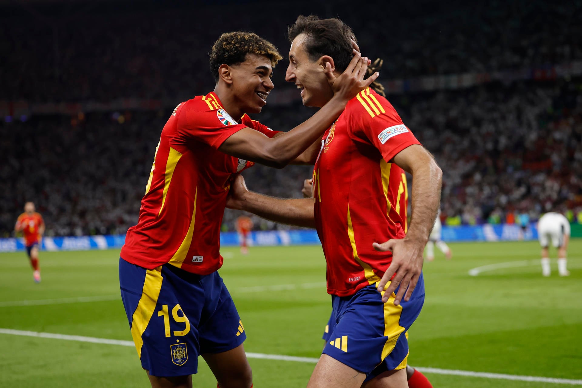 Los jugadores de la selección española Lamine Yamal y Mikel Oyarzabal celebran el segundo gol del equipo español. EFE