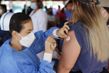 Comenzó la vacunación de barrido en 10 circuitos del país; muchos jóvenes esperan ser inmunizados