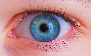 Operación con rayo láser permite a personas de ojos marrones tenerlos azules para siempre