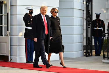 Trump se va de Washington, prometiendo regresar ‘de alguna forma’