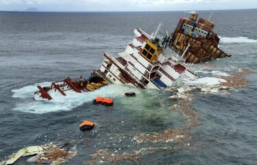 El 'Rena' sigue vertiendo crudo al mar