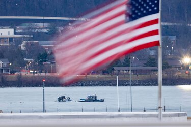 Las autoridades de Estados Unidos encuentran la caja negra del helicóptero que chocó en Washington