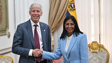 Qué se sabe sobre cómo Estados Unidos vende el petróleo de Venezuela y le envía el dinero al gobierno de Delcy Rodríguez
