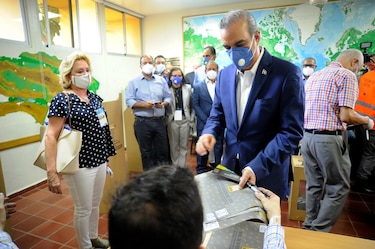 República Dominicana vota para presidente tras día récord de contagios de Covid-19