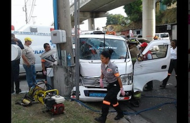 Busito pirata se estrella contra poste de luz en Pan de Azúcar, San Miguelito;10 heridos
