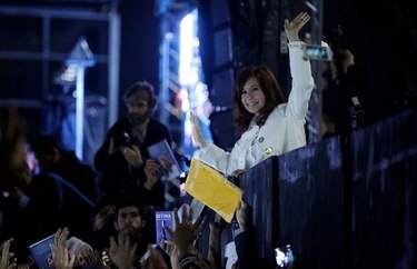 Expresidenta Cristina Fernández  presenta libro y evita definir candidatura