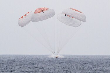 Astronautas de la misión Crew-10 amerizan frente a California tras cinco meses en el espacio