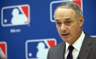 Comisionado de MLB: 'Llama la atención' la falta de mánagers latinos