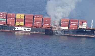 Incendio de barco de carga despide gases tóxicos en la costa Pacífico de Canadá