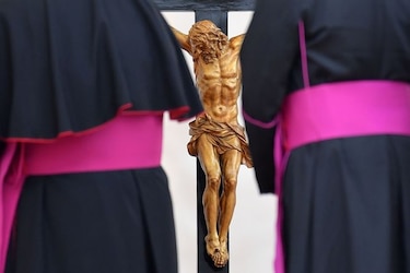 Llamados por las mujeres y los gais, en grupos de trabajo del sínodo del Vaticano