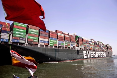 Buque portacontenedores zarpa del Canal de Suez luego de 100 días inmovilizado