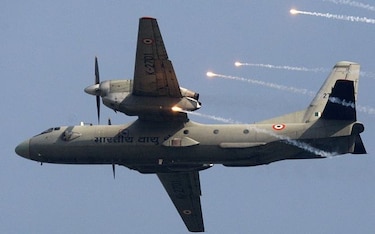 Avión de la fuerza aérea de la India desaparece con 29 personas a bordo
