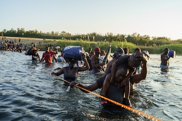Entre el maltrato y la angustia, haitianos son deportados desde Texas