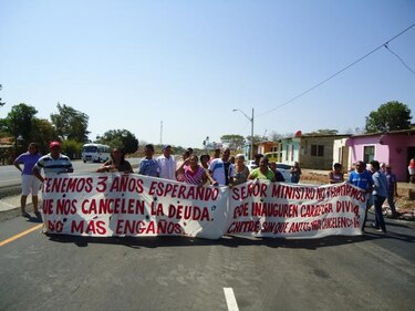 Residentes de El Corozo cierran vía para pedir que el MOP los indemnice