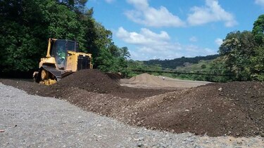 MOP desvía el cauce del río Guaniquito y repara puente colgante