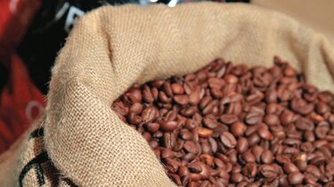 Culpan a fondos por bajo precio del café