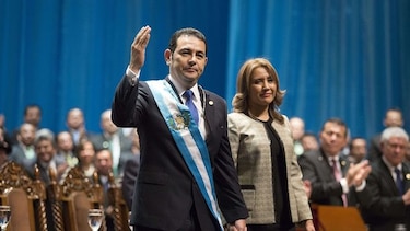 Presidente de Guatemala deroga polémicos salarios diferenciados