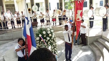 Cientos de personas marchan desde el Instituto Nacional hasta el monumento de los mártires