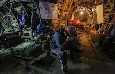 Mineros chilenos reciben año con protesta en el subsuelo
