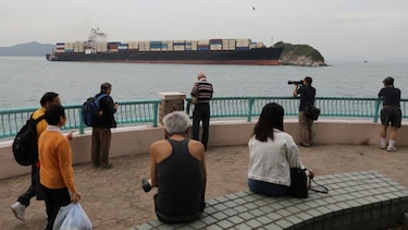 Estados Unidos intercepta un barco iraní que intentaba romper su bloqueo en el golfo de Omán y Teherán anuncia represalias