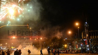 Multan con mil dólares a persona que lanzó fuegos artificiales durante protesta