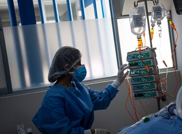 Perú, golpeado por la pandemia, supera los 2.5 millones de contagios por el coronavirus