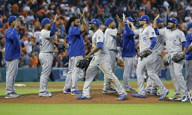 Reales empatan serie gracias a error del novato Carlos Correa