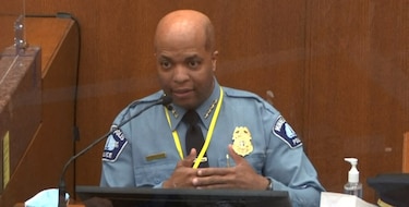 Policía de Estados Unidos inculpado por muerte de George Floyd, rebatido por sus superiores