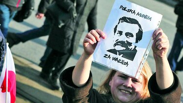 Polacos protestan contra el oficialismo
