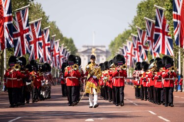 Carlos III preside su primer cumpleaños oficial como rey británico