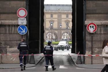 Evacúan el palacio de Versalles y el museo Louvre por una amenaza de bomba