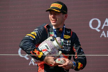 El jocoso momento en que el piloto Norris rompe el jarrón del triunfo de Verstappen