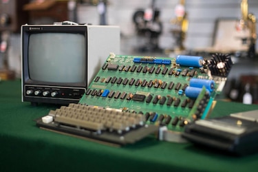 Subastan en $123 mil ejemplar de Apple-I, una de las primeras computadoras personales de la historia