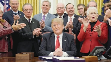 Donald Trump llega a su tercer año cada vez más solo