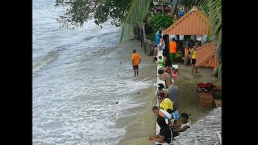 Video: Evacúan playas de Isla Grande, La Guaira y La Angosta en Colón por fuertes oleajes