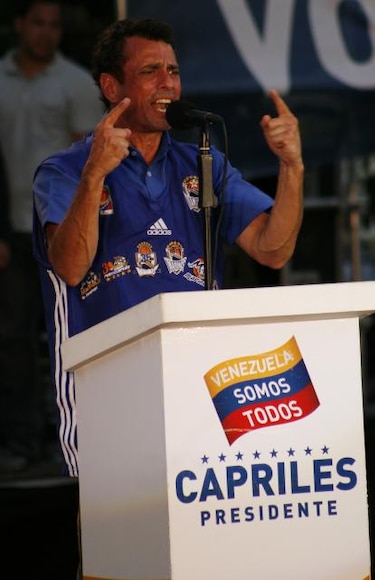 Capriles firma documento diciendo que respetará la voluntad popular