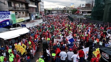 Ejecutivo anuncia un plan de austeridad; protestas siguen