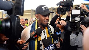Usain Bolt arriba a Australia para prueba con club de fútbol