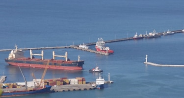 Barcos con contenedores esperan en Ciudad del Cabo una nueva ruta por el cierre del estrecho de Ormuz