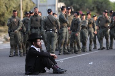 Miles de ultraortodoxos se manifiestan contra el reclutamiento militar en Jerusalén