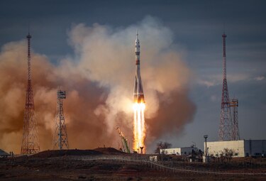 La nave rusa Soyuz MS-25, con tres tripulantes a bordo, se acopla a la Estación Espacial