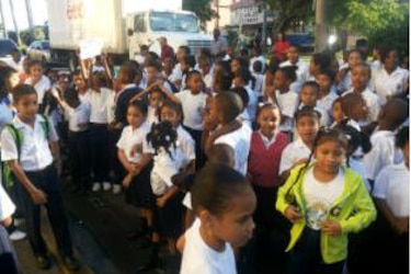 Estudiantes colonenses protestan ante la falta de agua en plantel