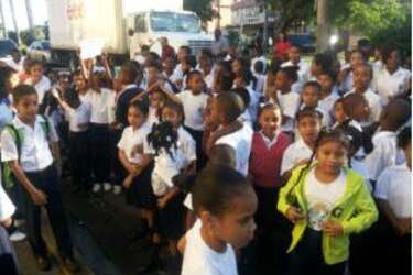 Estudiantes colonenses protestan ante la falta de agua en plantel