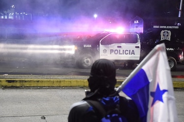 ‘¿Queremos consulta? ¡No!’, gritan miles de ciudadanos que marcharon a la Asamblea; antimotines los dispersa con gas lacrimógeno