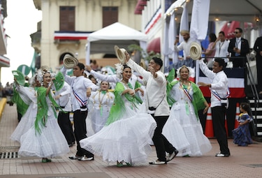 Así transcurren los coloridos desfiles por el día de los Símbolos Patrios