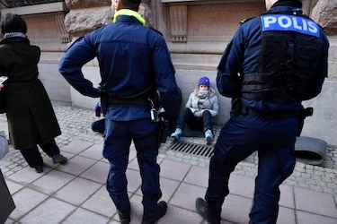 La Policía retira a Greta Thunberg y a otros activistas que bloqueaban el Parlamento sueco