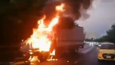 Bomberos sofocan incendio de camión cerca del puente de las Américas