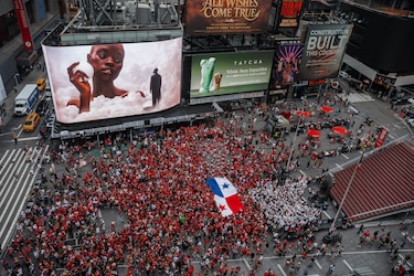 Times Square se tiñe de rojo con el banderazo panameño