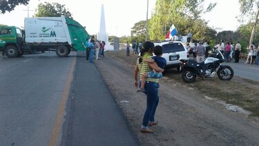 AAUD cuestiona uso de camión en protesta; alcalde santeño reacciona